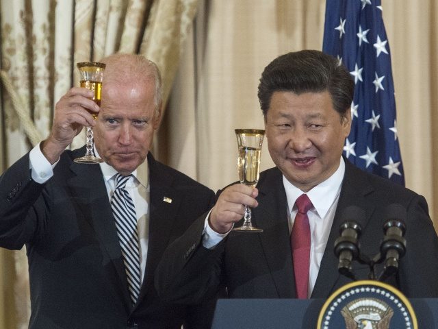 (L-R) US Vice President Joe Biden, Chinese President Xi Jinping and US Secretary of State John Kerry make a toast during a State Luncheon for China hosted by Kerry on September 25, 2015 at the Department of State in Washington, DC. AFP PHOTO/PAUL J. RICHARDS (Photo credit should read PAUL …