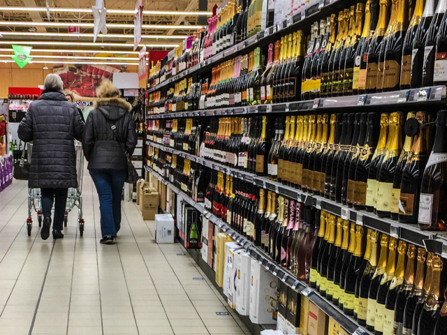 People shop for grocery on November 30, 2016 in a supermarket of Lille, northern France. / AFP / DENIS CHARLET (Photo credit should read DENIS CHARLET/AFP via Getty Images)
