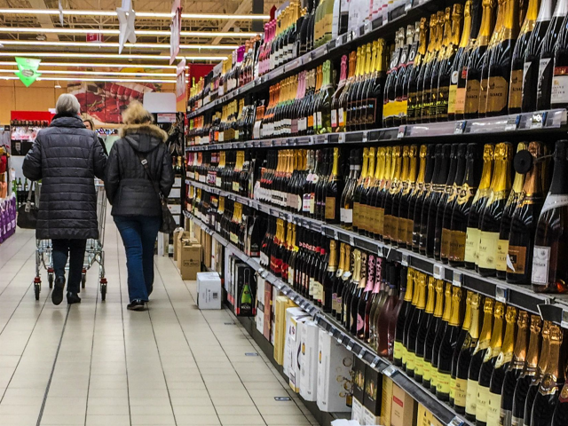 People shop for grocery on November 30, 2016 in a supermarket of Lille, northern France. /