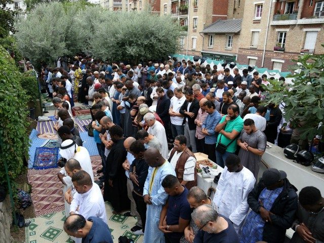 Muslims pray at The Grande Mosque in Paris on August 21, 2018, as they celebrate the first day of the Islamic Festical of Eid al-Adha. - Muslims across the world are celebrating the annual festival of Eid al-Adha or the festival of sacrifice which marks the end of the Hajj …
