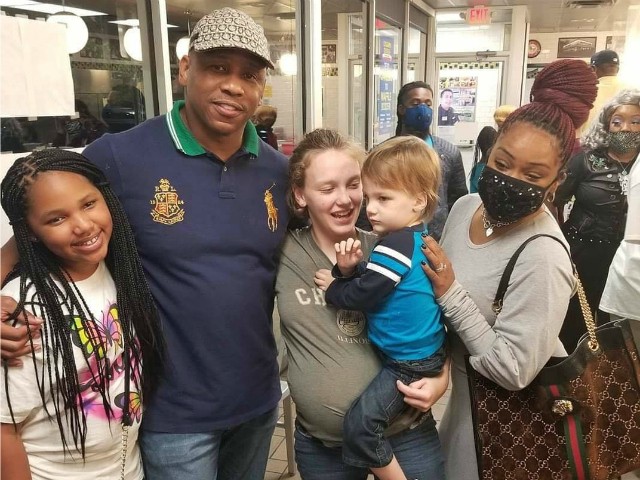 Pregnant Waitress at Atlanta Waffle House Receives Over ,000 in Donations After Encounter With Local Pastor
