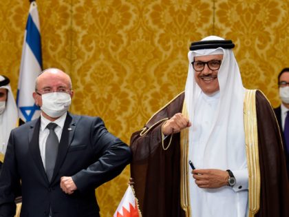 Bahraini Foreign Minister Abdullatif bin Rashid Al-Zayani (R) and head of the Israeli dele