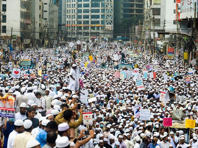 Protesters take part in an anti-France demonstration in Dhaka on November 2, 2020. (Photo by Munir Uz zaman / AFP) (Photo by MUNIR UZ ZAMAN/AFP via Getty Images)