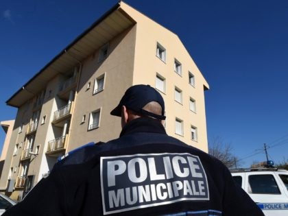 A municipal police officer stands January 22, 2015 in front of a building in Beziers, southern France, where a Russian Chechen suspected of preparing a terrorist attack was living before his January 19 arrest. Five Russian Chechens were placed under custody in Beziers and Saint-Jean-de-Vedas, outside Montpellier. AFP PHOTO / …