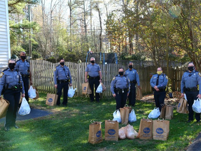 Police Officers Deliver Thanksgiving Feasts Donated by Anonymous Family