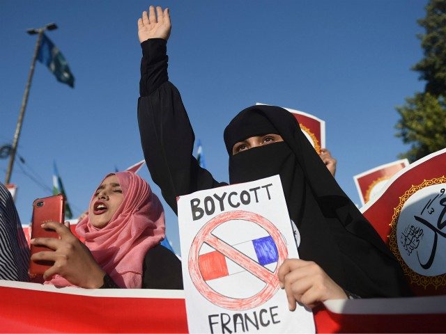 TOPSHOT - Activists of Jamaat-e-Islami Pakistan Women's Wing, take part in an anti-France demonstration in Karachi on November 3, 2020. (Photo by Rizwan TABASSUM / AFP) (Photo by RIZWAN TABASSUM/AFP via Getty Images)