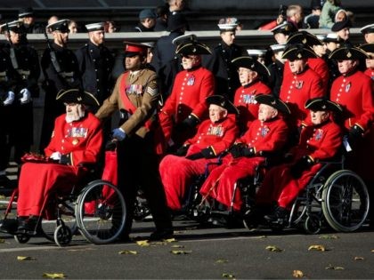 LONDON, ENGLAND - NOVEMBER 12: Victoria Cross holders Bill Speakman (L), Johnson Beharry (2nd L) and Chelsea Pensioners parade during the annual Remembrance Sunday memorial on November 12, 2017 in London, England. The Prince of Wales, senior politicians, including the British Prime Minister and representatives from the armed forces pay …