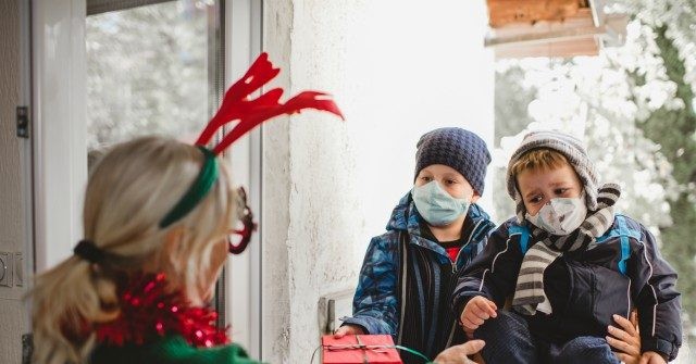 WHO Tells Europeans to Wear Masks at Family Christmas Parties