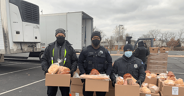 Indiana Cops Give Hundreds of Boxes of Food, Toys to Needy Families - Vimarsana News
