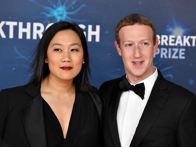 MOUNTAIN VIEW, CALIFORNIA - NOVEMBER 03: (L-R) Priscilla Chan and Mark Zuckerberg attend the 2020 Breakthrough Prize Red Carpet at NASA Ames Research Center on November 03, 2019 in Mountain View, California. (Photo by Ian Tuttle/Getty Images for Breakthrough Prize )