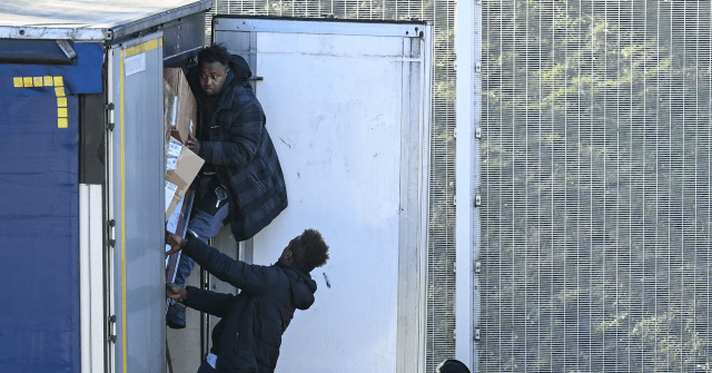 Calais Lorry Drivers Overwhelmed By Migrants Trying To Board Them - Vimarsana News