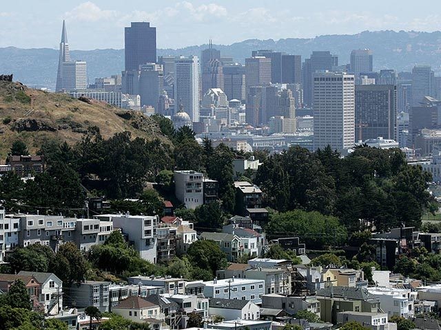 SAN FRANCISCO - JUNE 06: Rows of houses stand in front of the San Francisco skyline June 6, 2007 in San Francisco, California. The National Association of Realtors announced today that it is lowering its forecast of the U.S. housing market as home sales continue to be weak. The NAR …