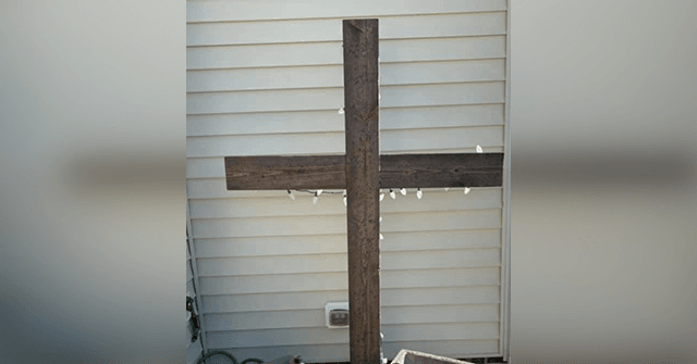 HOA Tells Family to Remove Cross from Lawn's Christmas Display - Vimarsana News