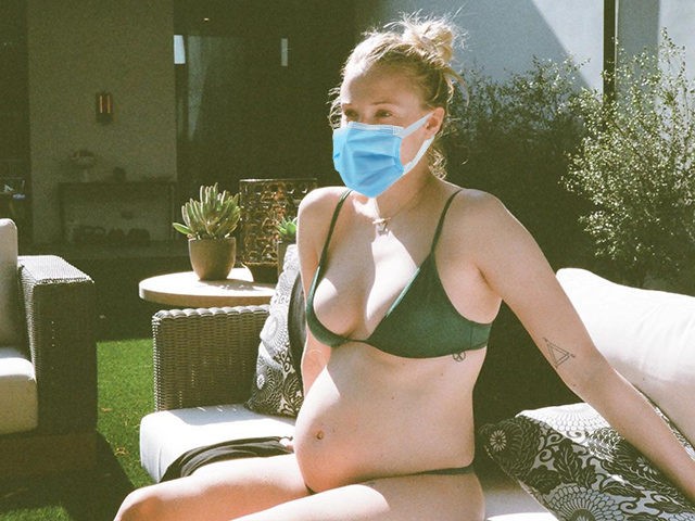 sophie-turner-pregnant-bad-mask-photoshop