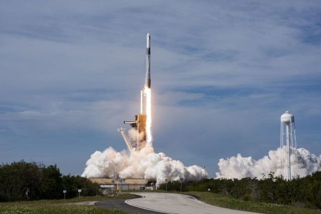 SpaceX's Falcon 9 lifts off, en route to International Space Station