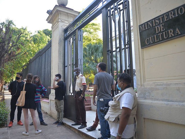 A group of young intellectuals and artists remain at the doors of the Ministry of Culture during a protest in Havana, on November 27, 2020. - Some two hundred young artists are calling for "a dialogue" with the Ministry of Culture in Havana this Friday, after the police broke up …