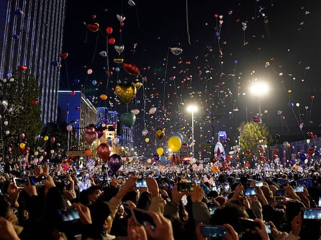 WUHAN, CHINA - JANUARY 1: (CHIHA OUT) People release balloons into the air to celebrate the new year on January 1st, 2021 in Wuhan, Hubei Province,China.Wuhan With no recorded cases of community transmissions since May 2020, life for residents is gradually returning to normal.(Photo by Getty Images)