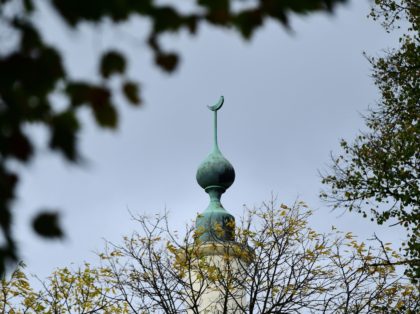 This picture taken on October 3, 2017, shows the top Brussels great mosque's minaret. Belgium has withdrawn the rights of residence to one of the emblematic imams of the Great Mosque of Brussels, Abdelhadi Sewif, on October 3, 2017. / AFP PHOTO / Emmanuel DUNAND (Photo credit should read EMMANUEL …