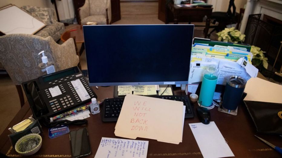 Note left in the office of U.S. Speaker of the House Nancy Pelosi says "We will not back down." (Photo by SAUL LOEB/AFP via Getty Images)