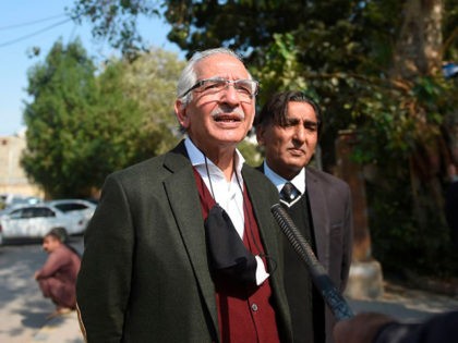 Mahmood Sheikh (L), lawyer of British-born militant Ahmed Omar Saeed Sheikh, speaks to med