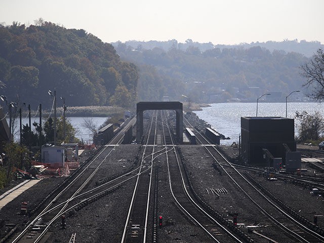 The Metro-North Railroad's Hudson Line leaves the Croton–Harmon station in Croton-on-Hud