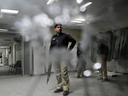 Pakistani policemen search a hospital following the gunmen attack at the Jinnah Hospital in Lahore on June 1, 2010. Gunmen opened fire at a Pakistan hospital where victims of attacks on Ahmadi mosques were being treated late May 31, killing 12 people in a shootout with security forces, a doctor …