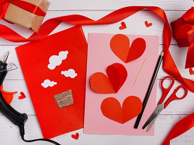 Valentines diy. Step by step instruction for handmade valentine greeting card with parachu