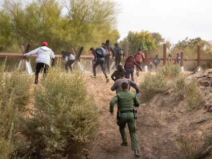 A Yuma Sector Border Patrol agent chases a group of migrant in an unsecured section of the Arizona border. (File Photo: U.S. Border Patrol/Jerry Glaser)