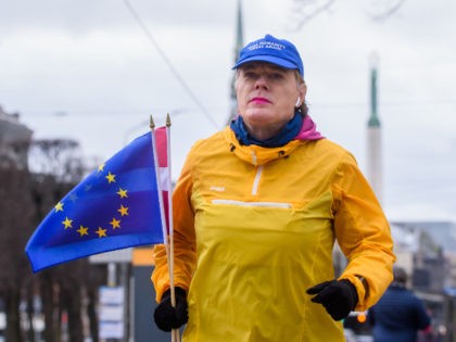Eddie Izzard, English stand-up comic, actor, writer, and political activist runs the marathon distance 18th in a row ( he wants to run 28 marathons in 28 days and 28 countries) with the slogan MakeHumanityGreatAgain in Riga, Latvia on February 18, 2020. - His main goal is raising money for …