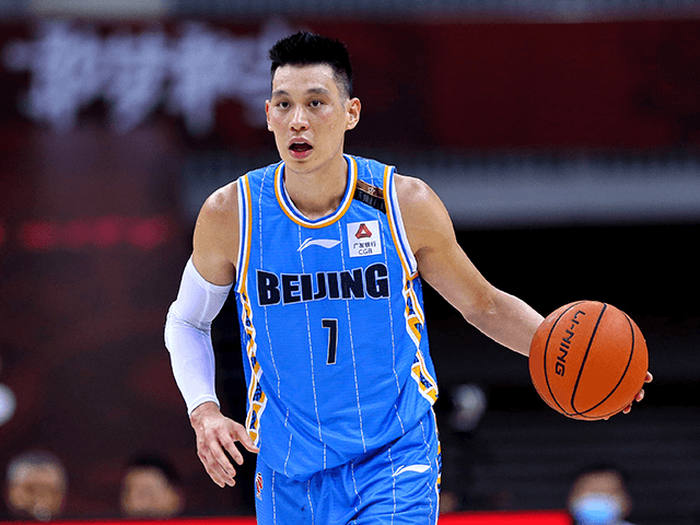 This photo taken on August 4, 2020 shows Beijing Ducks' Jeremy Lin driving the ball during