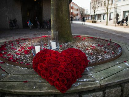 A heart-shaped bouquet of roses is placed in the main street of the city of Vetlanda on March 4, 2021, one day after a stabbing attack. - Three people are in life-threatening condition after a stabbing attack on March 3, 2021 that injured eight in the southern Swedish city of …