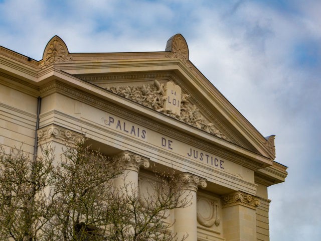 A picture of the front façade of Cholet's courtroom.
