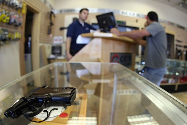 Glendale, UNITED STATES: A couple chooses a gun at the Gun Gallery in Glendale, California, 18 April 2007. The massacre at Virginia Tech has ignited fresh talk in the Democratic-led US Congress about tightening US gun laws but it is doubtful enough lawmakers will tackle the politically charged issue. With …