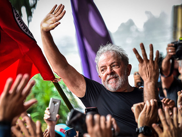 SAO BERNARDO DO CAMPO, BRAZIL - NOVEMBER 09: Luiz Inacio Lula da Silva, the former President of Brazil, greets supporters outside the Sindicato dos Metalurgicos do ABC on November 9, 2019 in Sao Bernardo do Campo, Brazil. Brazil has accepted the request for the immediate release of former President Luiz Inacio Lula da Silvas, the country's highest court announced on Friday. The emblematic leader of the Workers' Party had been serving a 12-year sentence for corruption since 2018. (Photo by Pedro Vilela/Getty Images)