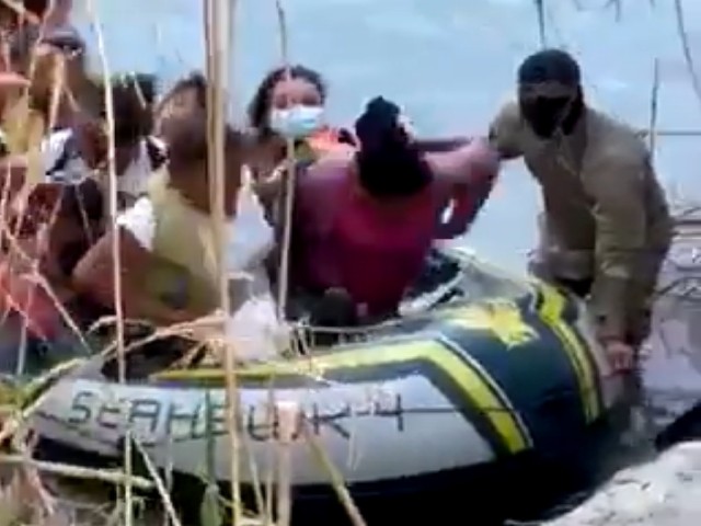 WATCH: Long Line of Migrants Wait to Cross Texas Border by Raft
