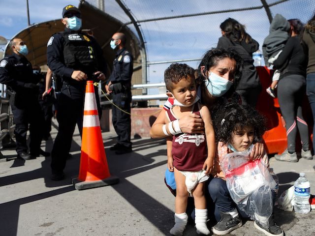 Dozens of Central American migrants are expelled from the United States by the Paso del No