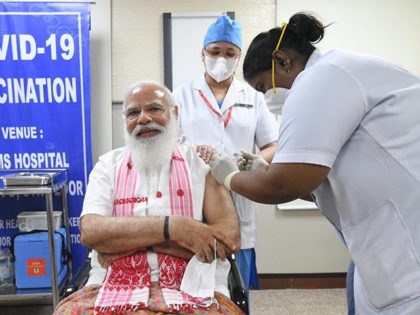 Narendra Modi receives the first dose of the coronavirus vaccine.