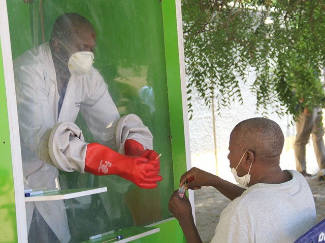 TOPSHOT - Patient suspected of suffering from the COVID-19 coronavirus is tested at the isolation center at Maiduguri University Hospital on May 10, 2020. - Nigeria, Africa's most populous country, has confirmed 3,912 infections and 117 deaths from the novel coronavirus.  (Photo by Audu MARTE / AFP) (Photo by AUDU MARTE / AFP via Getty Images)