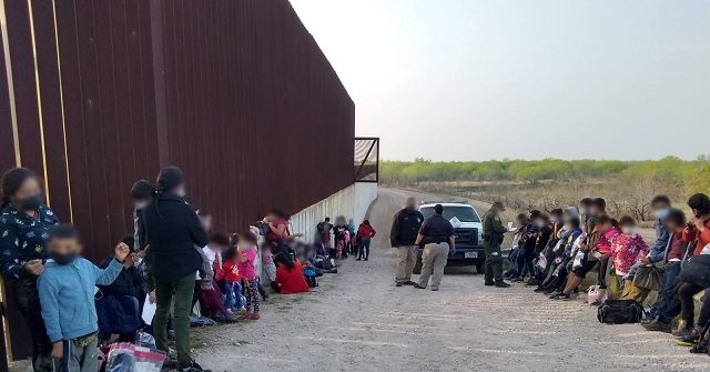 Steady Stream of Large Migrant Groups Cross Border into Texas