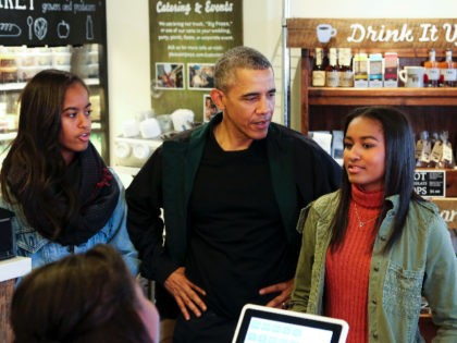 WASHINGTON, DC - NOVEMVER 28: President Barack Obama buys ice cream for his daughters Malia and Sasha at Pleasant Pops during Small Business Saturday on November 28, 2015, in Washington, DC. (Photo by Aude Guerrucci-Pool/Getty Images)