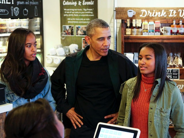 WASHINGTON, DC - NOVEMVER 28: President Barack Obama buys ice cream for his daughters Mali