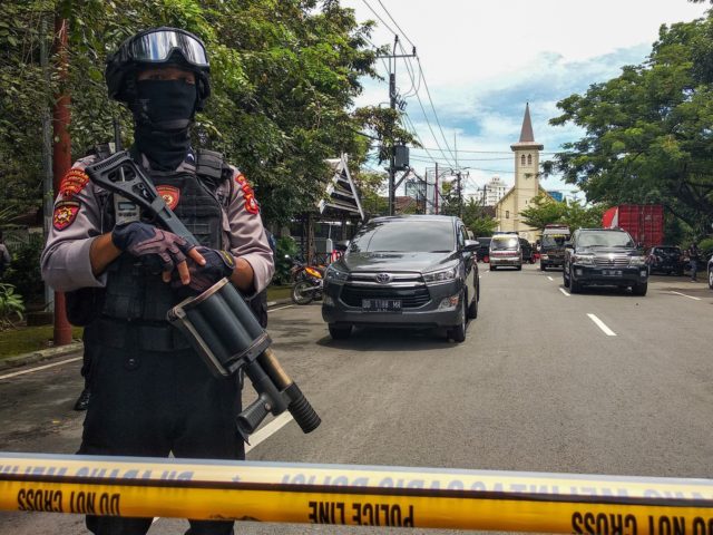 An Indonesian anti-terror policeman stands guard as police seal the area after an explosion outside a church in Makassar on March 28, 2021. (Photo by ANDI HAJRAMURNI / AFP) (Photo by ANDI HAJRAMURNI/AFP via Getty Images)