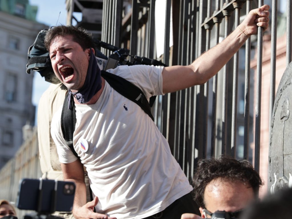 Argentina: Thousands Protest Socialists Secretly Vaccinating Government 'VIPs'