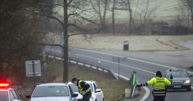 Czech Republic Deploys 30,000 Police, Troops to Enforce New Lockdown