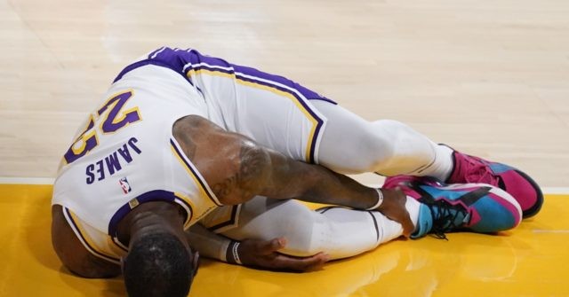LeBron James leaves court with right ankle injury vs Hawks ...