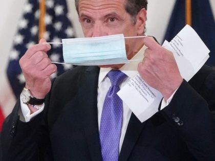 New York Governor Andrew Cuomo puts on a mask an event aimed at the coronavirus (Covid-19)