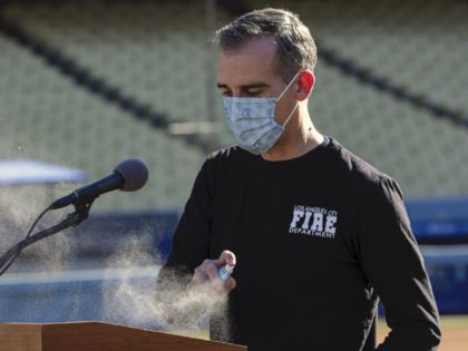 Eric Garcetti sanitizes (Irfan Khan / Pool / AFP via Getty)