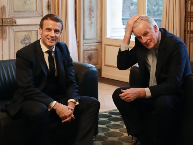French president Emmanuel Macron (L) poses with European Commission Chief Negociator Miche