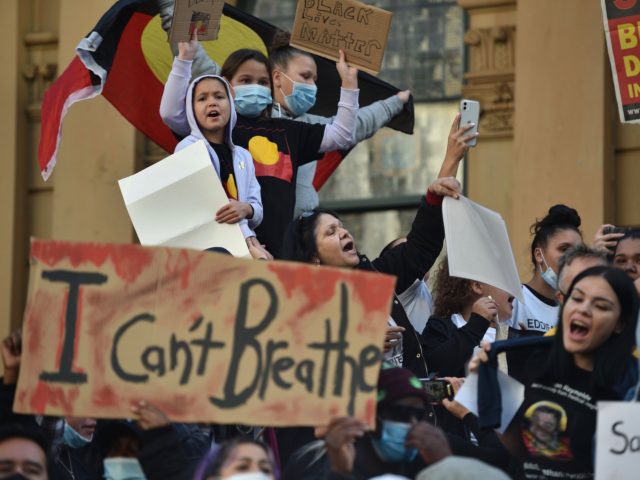 Demonstrators take part in a Black Lives Matter protest to express solidarity with US protestors in Sydney on June 6, 2020 and demand an end to Aboriginal deaths in custody in Australia. - Tens of thousands of Australians defied government calls to stay at home on June 6, spilling onto …