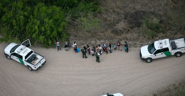 WATCH: 42 Migrants Apprehended While Trying to Avoid Border Patrol in South Texas - Vimarsana News